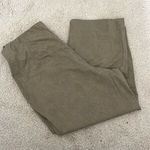 Coldwater Creek Beige Capris Length Pull On Bottoms. Size 14. P2/A